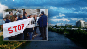 Vecinos de Sant Adrià del Besós en un 'escrache' contra el crematorio a Miquel Iceta