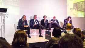 De derecha a izquierda, Constantí Serrallonga (Fira BCN), John Hoffman (GSMA), Víctor Calvo-Sotelo (Gobierno), Ada Colau (Ajuntament), Jordi Baiget (Generalitat) y Aleix Valls (MWCB).