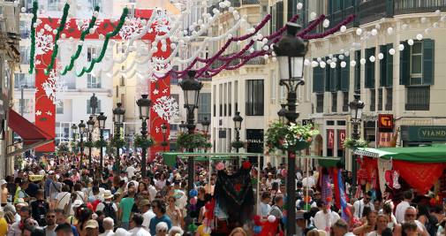 Miles de personas llenan la calle Larios durante la Feria de Málaga - Álex Zea / Europa Press