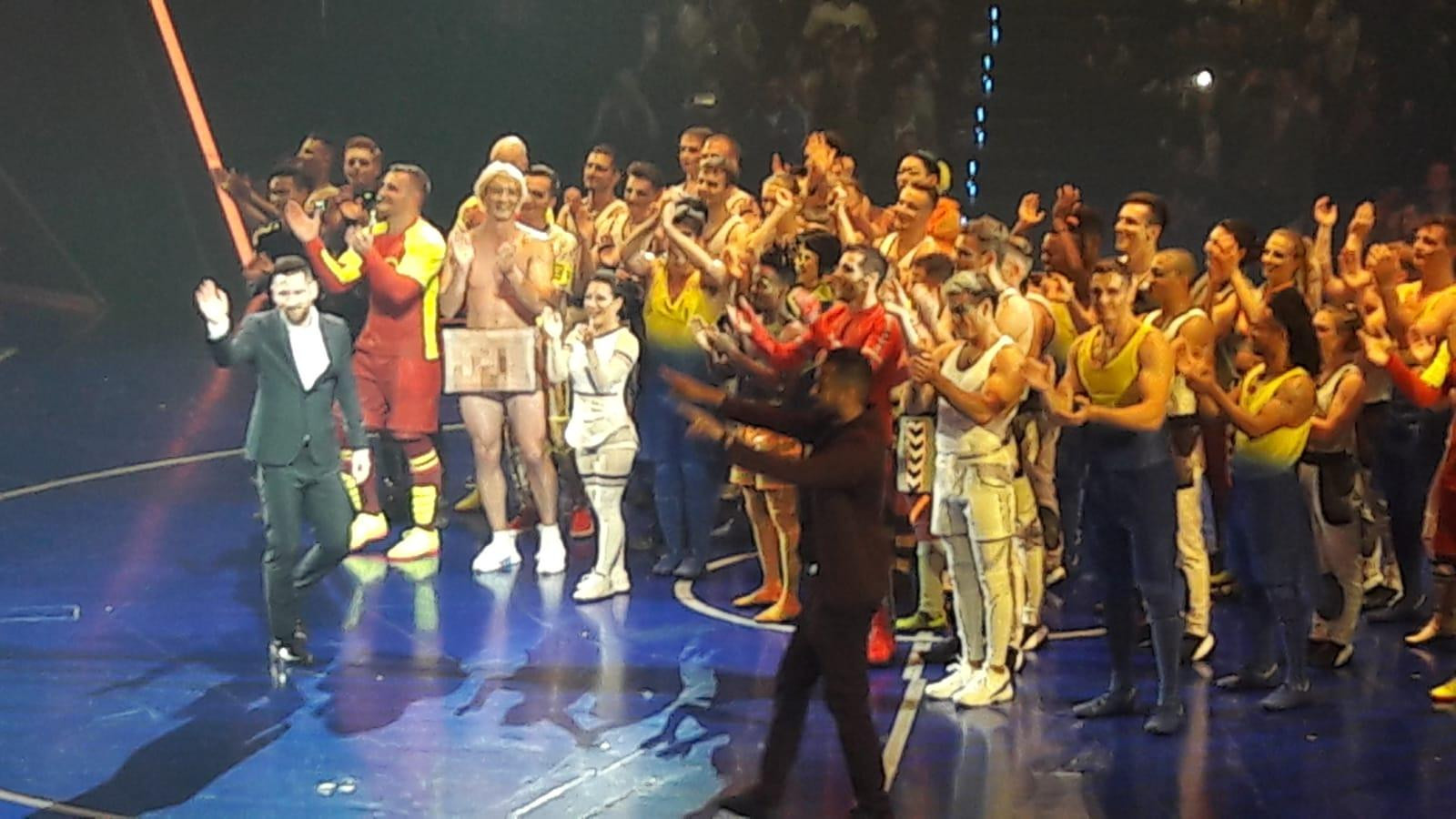 Leo Messi en el momento que sale a agradecer y felicitar a los artistas de 'Cirque du Soleil' / CG