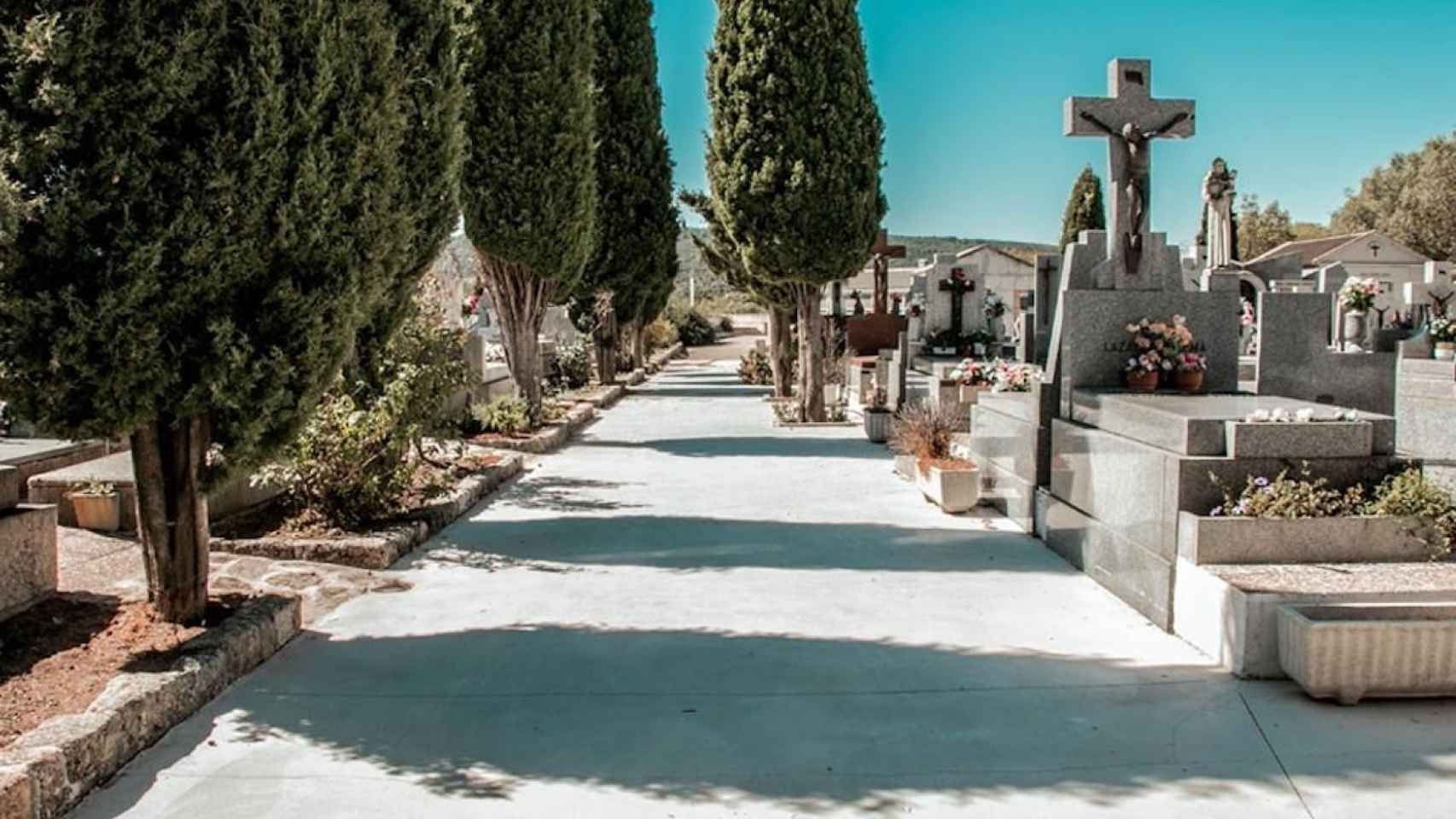 Lápidas en un cementerio tras un funeral / EP