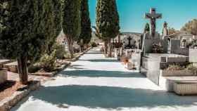 Lápidas en un cementerio tras un funeral / EP