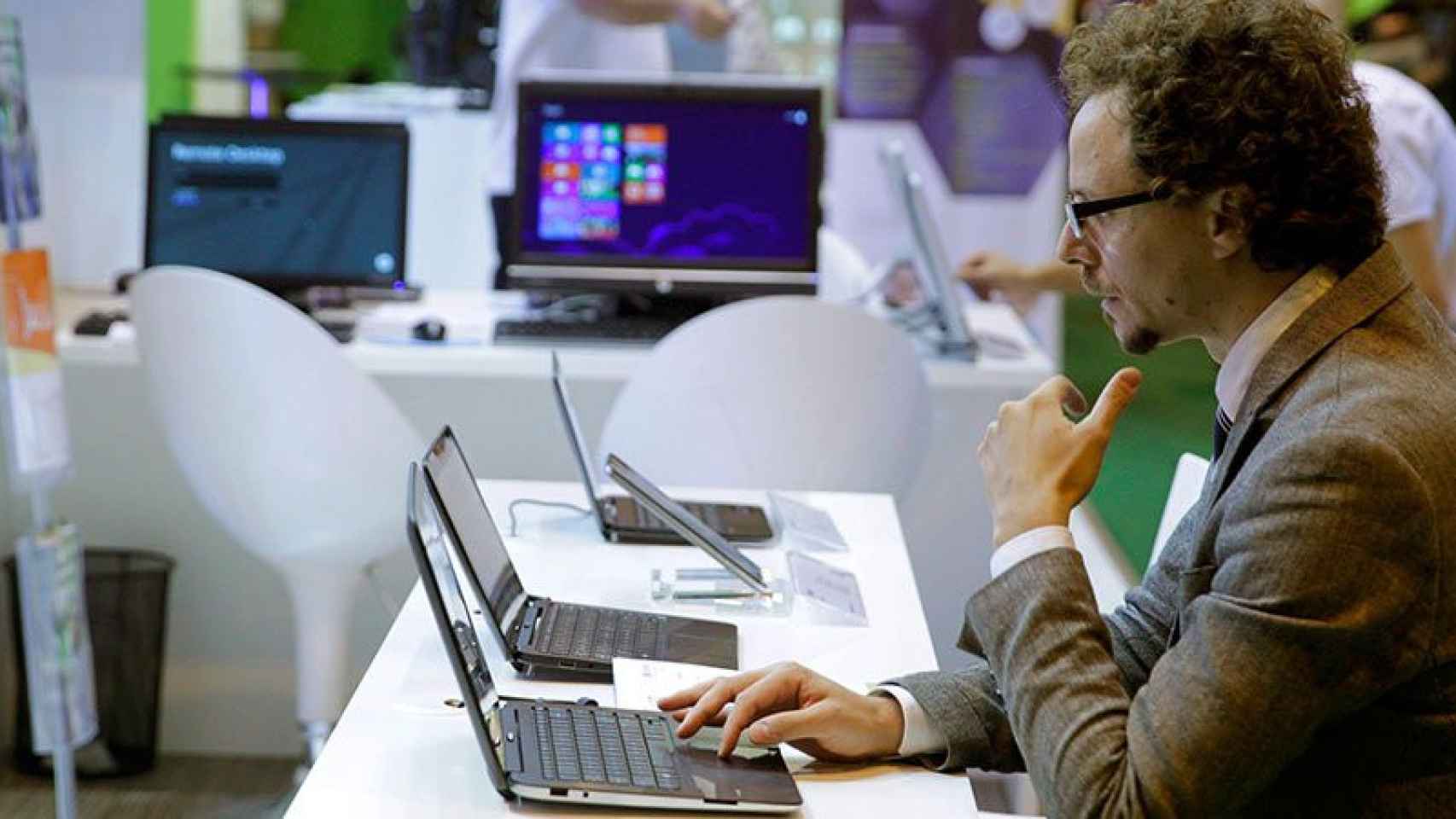Un hombre trabaja con un ordenador en una imagen de archivo.