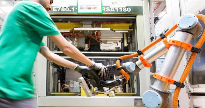 Un robot de Universal Robots comparte tarea con un trabajador / UNIVERSAL ROBOTS