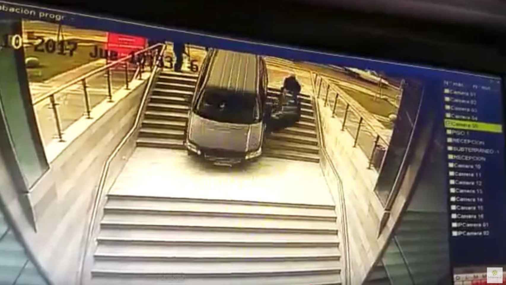 El coche mientras se precipita por las escaleras