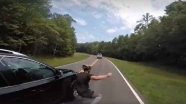 El momento en que el coche arrolla al ciclista