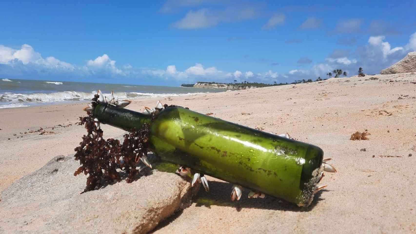 Diseño La botella emitida por el buque Juan Sebastián de Elcano que se encontró una pareja brasileña / TWITTER título   2021 09 20T114129.839
