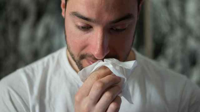 Moqueo de nariz, uno de los síntomas de las alergias/ Brittany Colette en UNSPLASH