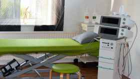 Sala con camilla y equipamiento básico en una clínica de fisioterapia / PIXABAY