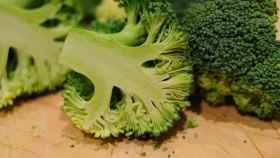 Un brócoli crudo troceado