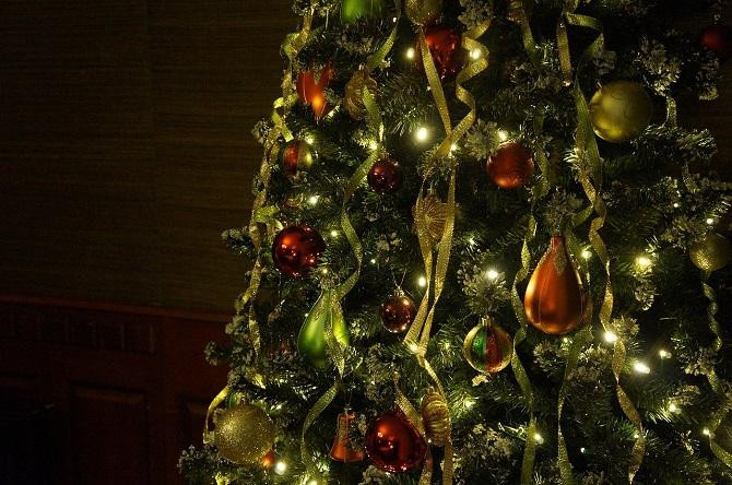 Un árbol de Navidad / Gazrock EN PIXABAY