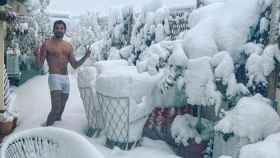 Paco León, en calzoncillos en la terraza y rodeado de nieve /INSTAGRAM