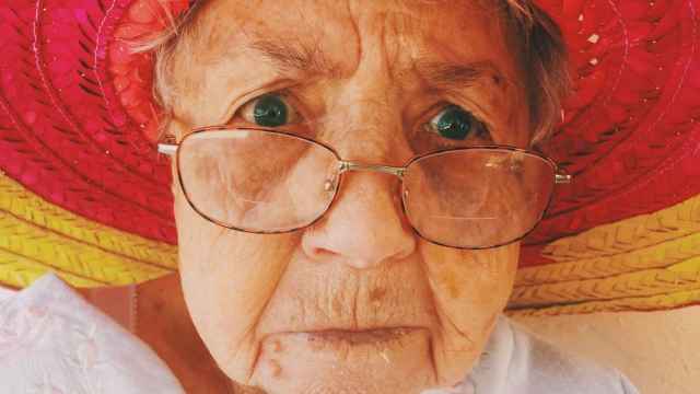 Una abuela con un sombrero / PEXELS