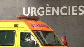 Ambulancia en la entrada de urgencias de un hospital / EFE