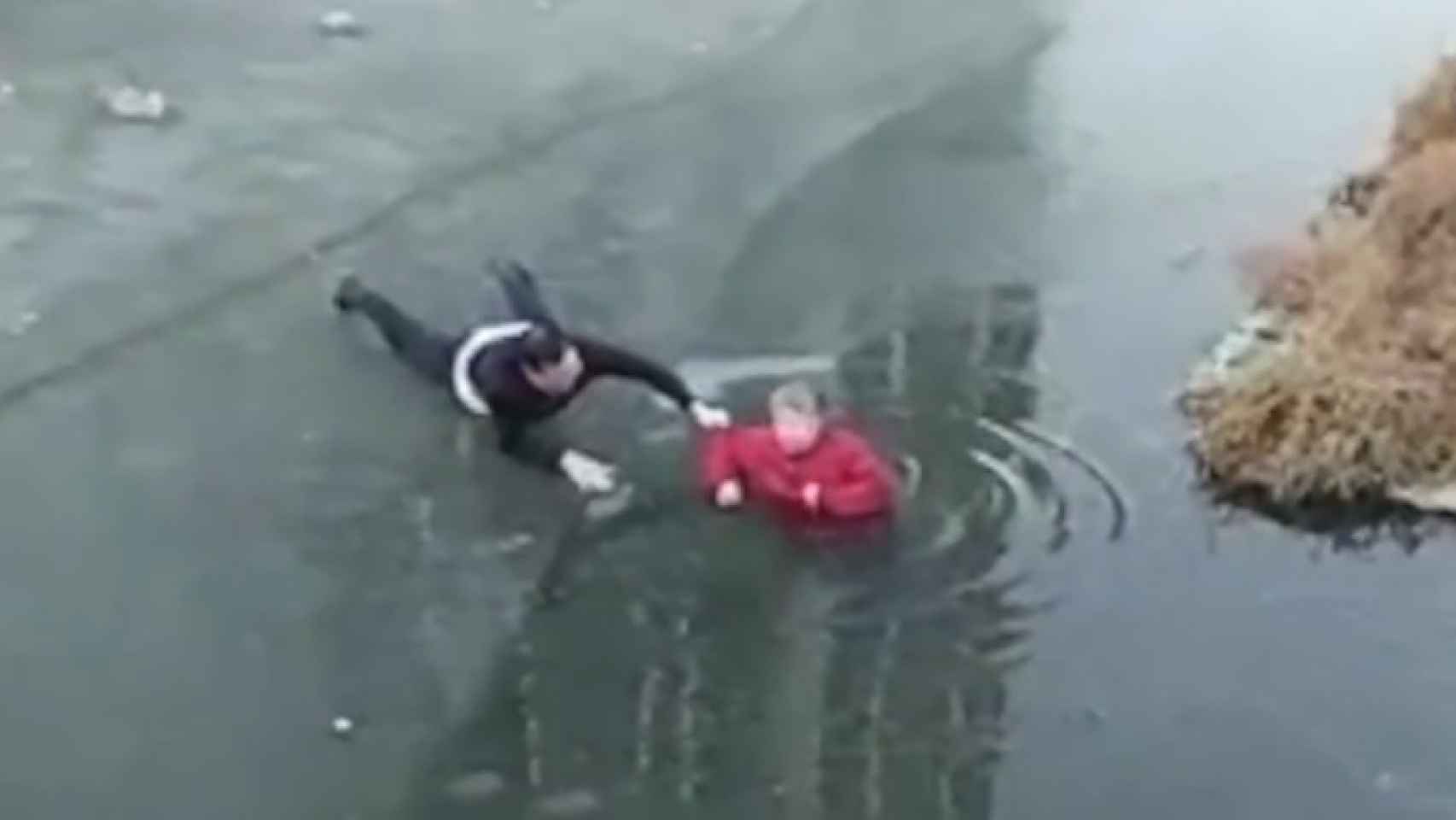 El hombre rescata a la anciana atrapada en el hielo
