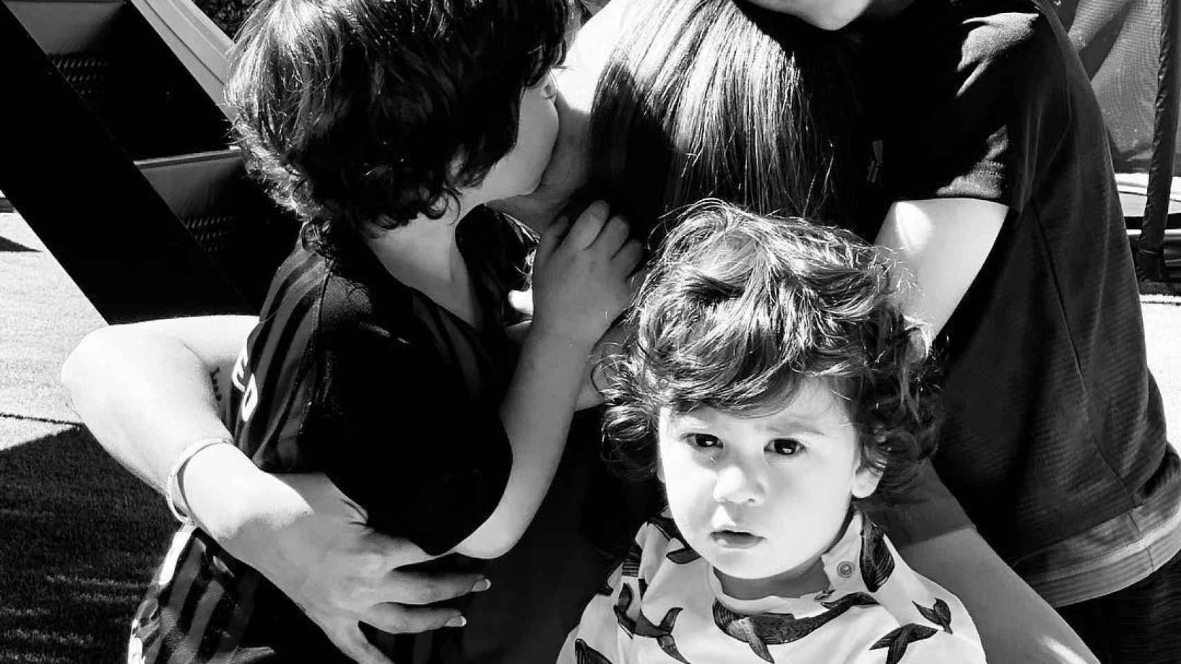 Antonella Roccuzzo con sus hijos en el día de la madre