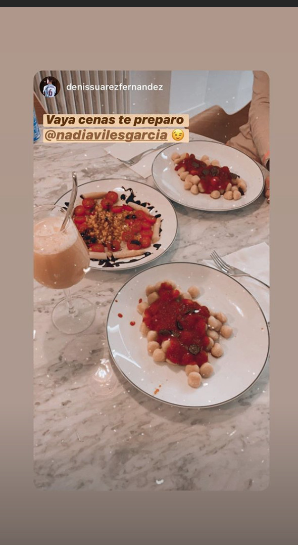 Denis Suárez prepara la cena a Nadia Avilés