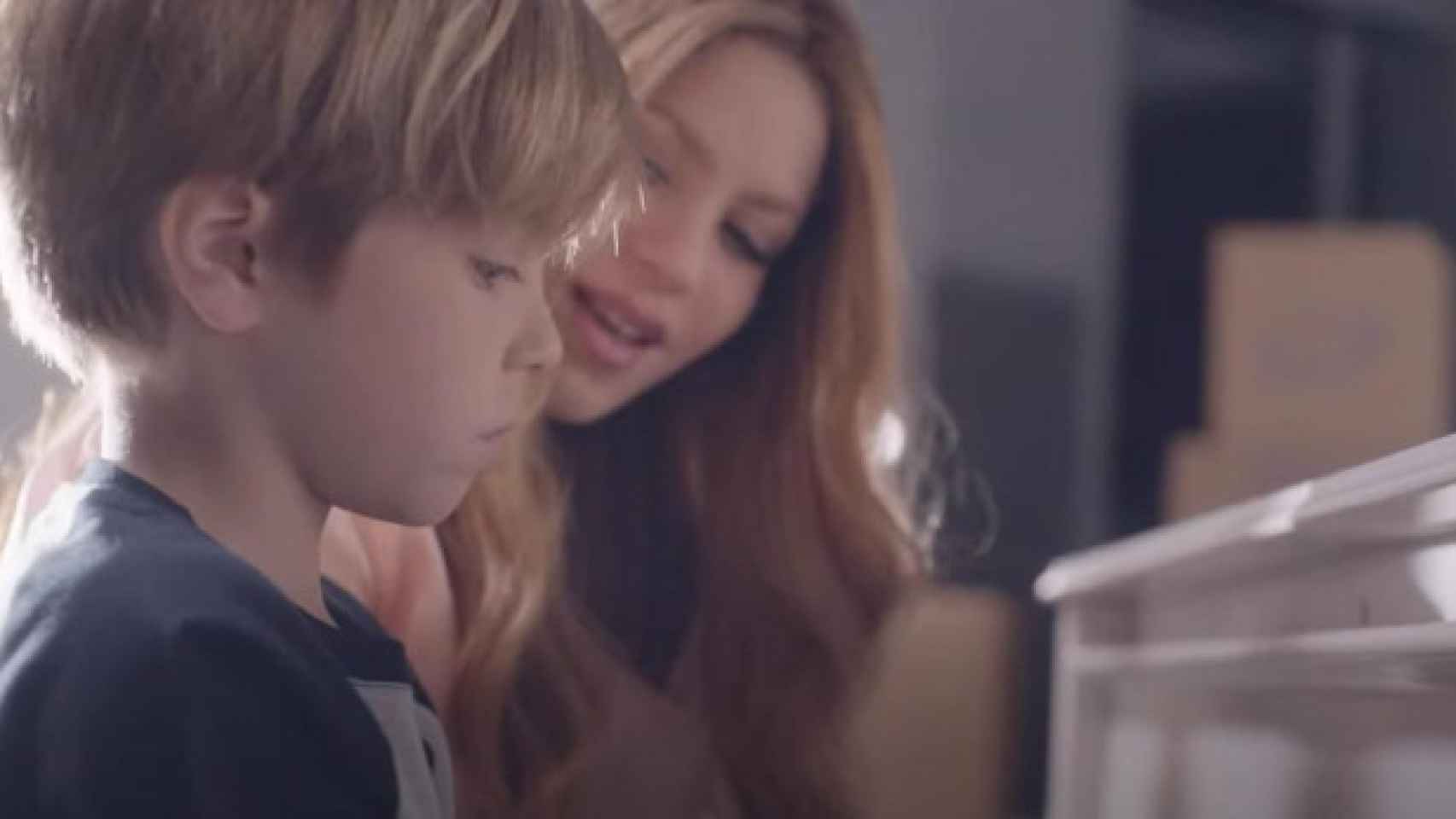 Shakira, cantando con sus hijos frente al piano