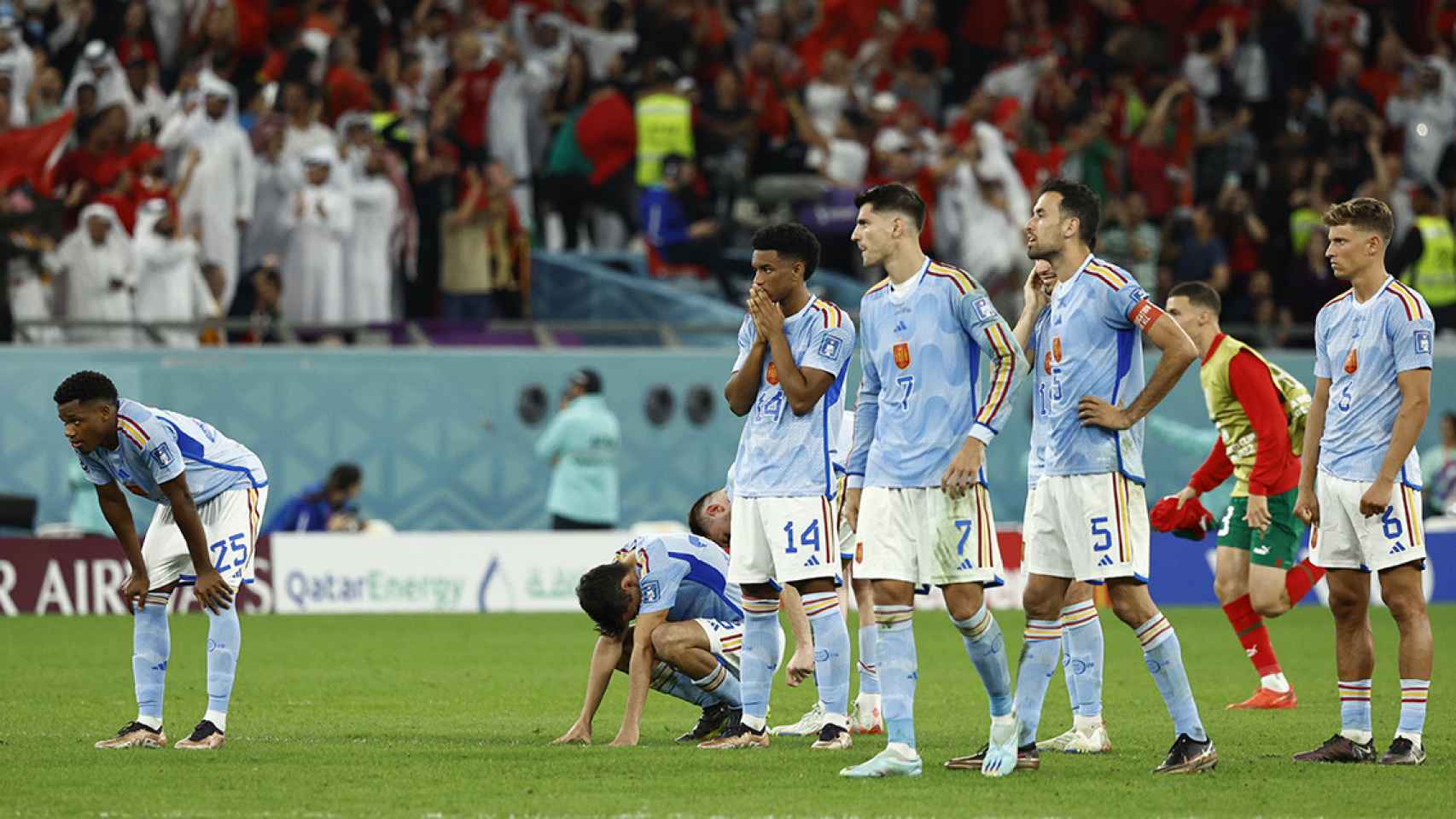Los jugadores de España, desolados, después del fracaso en el Mundial de Qatar / EFE