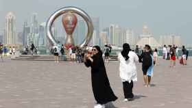Aficionados al fútbol en el paseo Marítimo de Doha / EFE