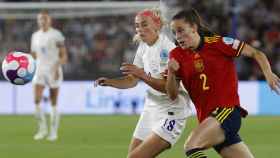 Ona Battle, disputa el balón contra Chloe Kelly, en el encuentro entre España e Inglaterra / EFE