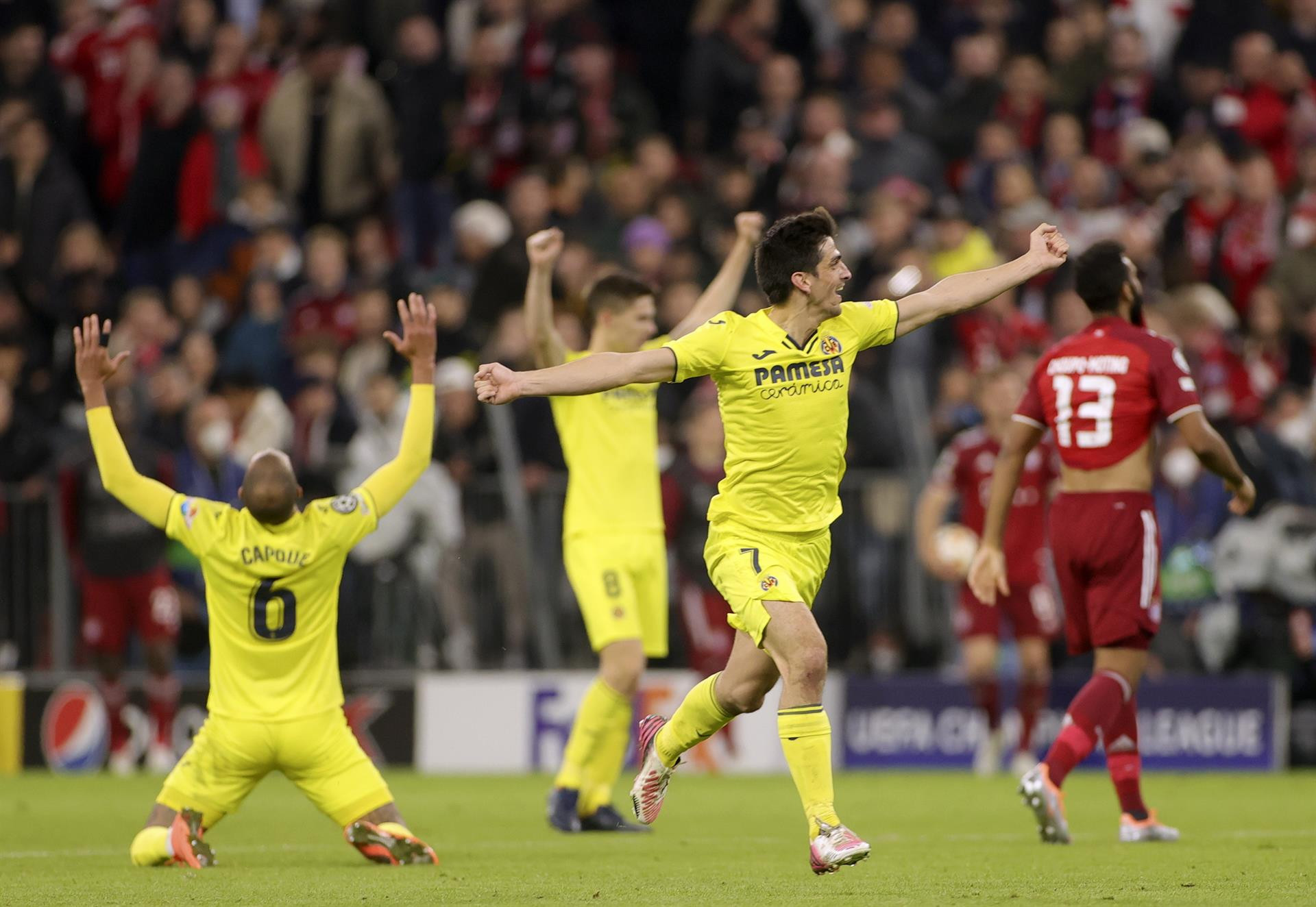 Los jugadores del Villarreal celebran su clasificación para las semifinales de la Champions / EFE