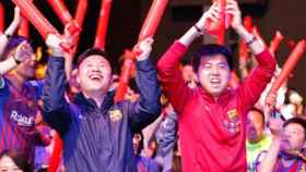 Aficinados chinos siguiendo en Shanghai el derbi catalán de 2019 entre el Barça y el Espanyol de Liga / LALIGA