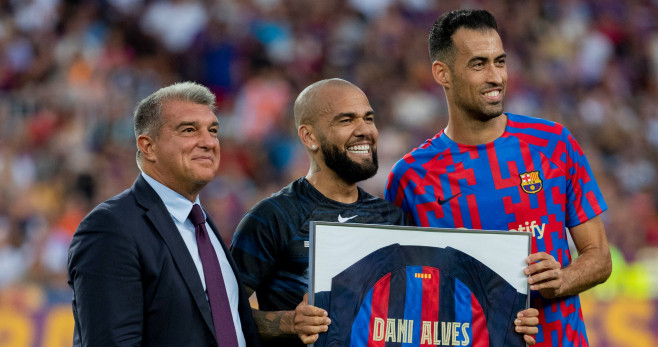 Dani Alves recibe el homenaje del Barça / Redes