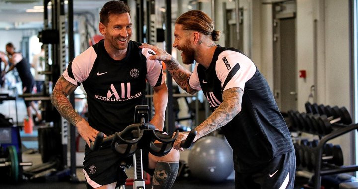 Leo Messi y Sergio Ramos se saludan en el primer día de entrenamiento del argentino en el PSG / PSG