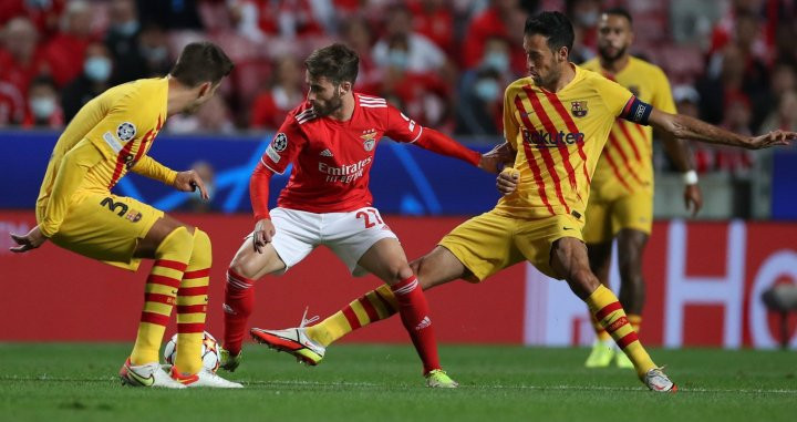 Busquets luchando un balón contra el Benfica / EFE