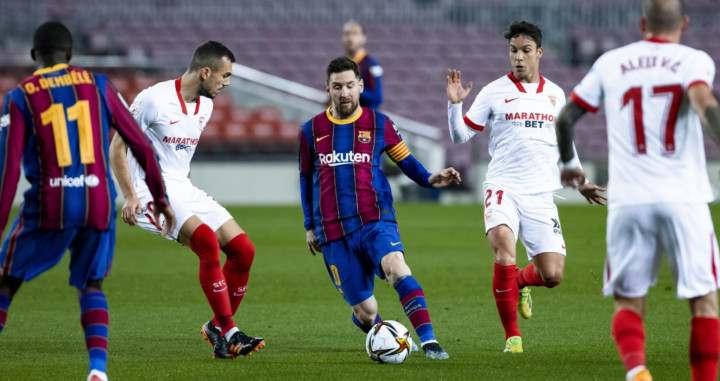 Leo Messi rodeado de jugadores del Sevilla / FC Barcelona