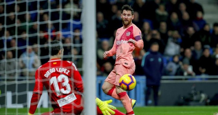 Messi intentando superar a López en el Espanyol-Barça / EFE