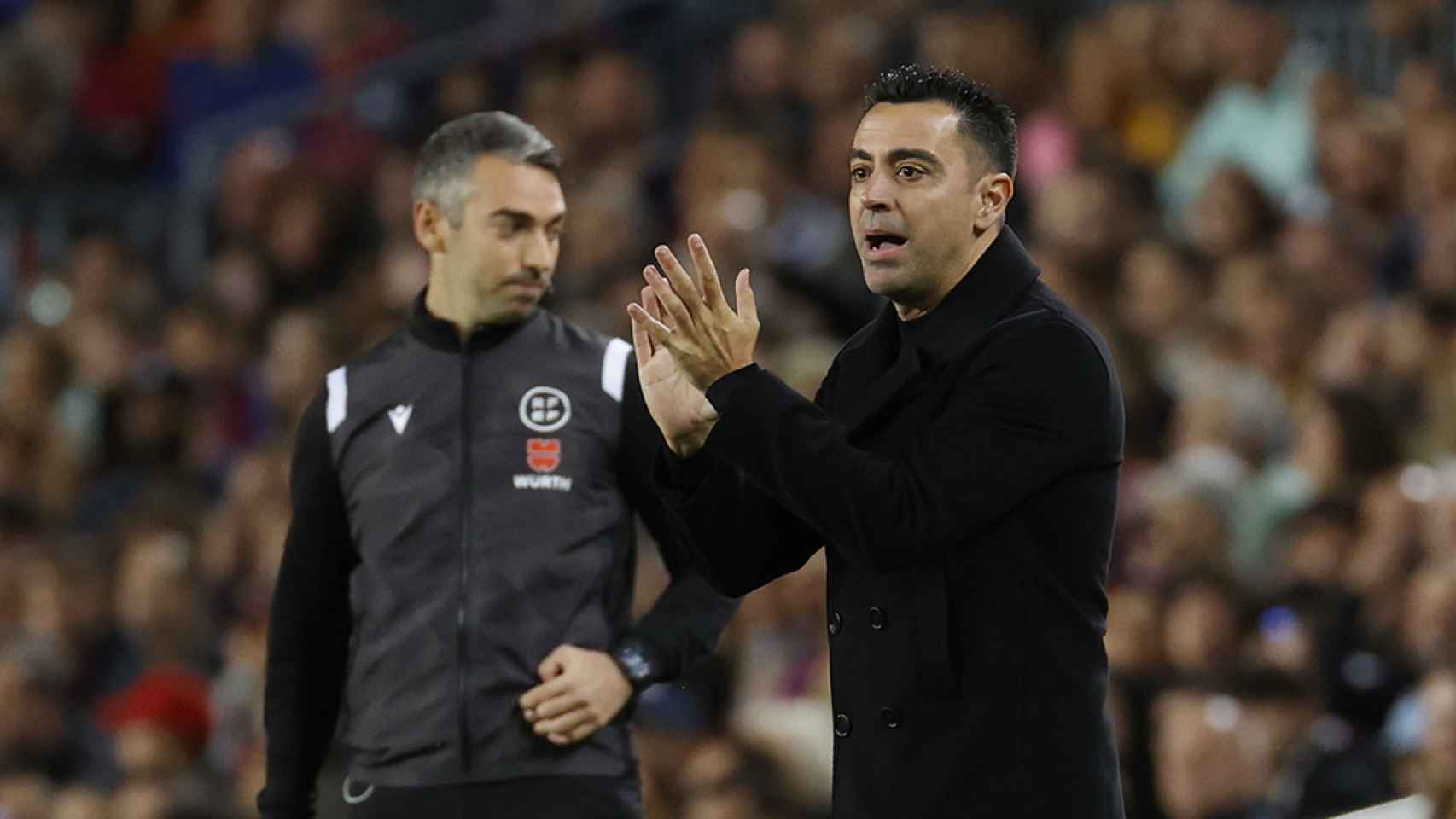 Xavi aplaude a sus jugadores, durante el triunfo contra el Almería / EFE
