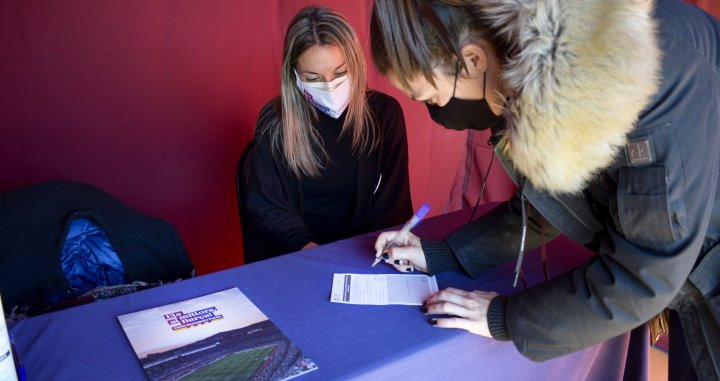 Rousaud recibe la firma de una socia, en su carpa del Camp Nou | 'Els Millors, al Barça!'