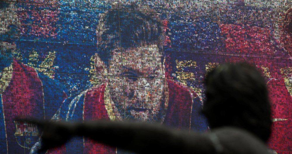 Una imagen de Leo Messi en la tienda del Barça, el día que se hizo oficial su salida del club / EFE