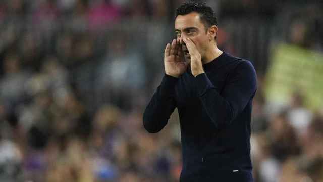 Xavi grita a sus jugadores ante el Villarreal / EFE