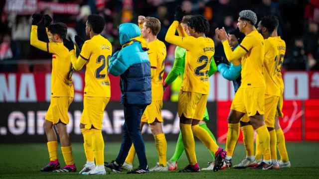 Los jugadores del Barça de Xavi aplauden a los aficionados culés en Montilivi / FCB