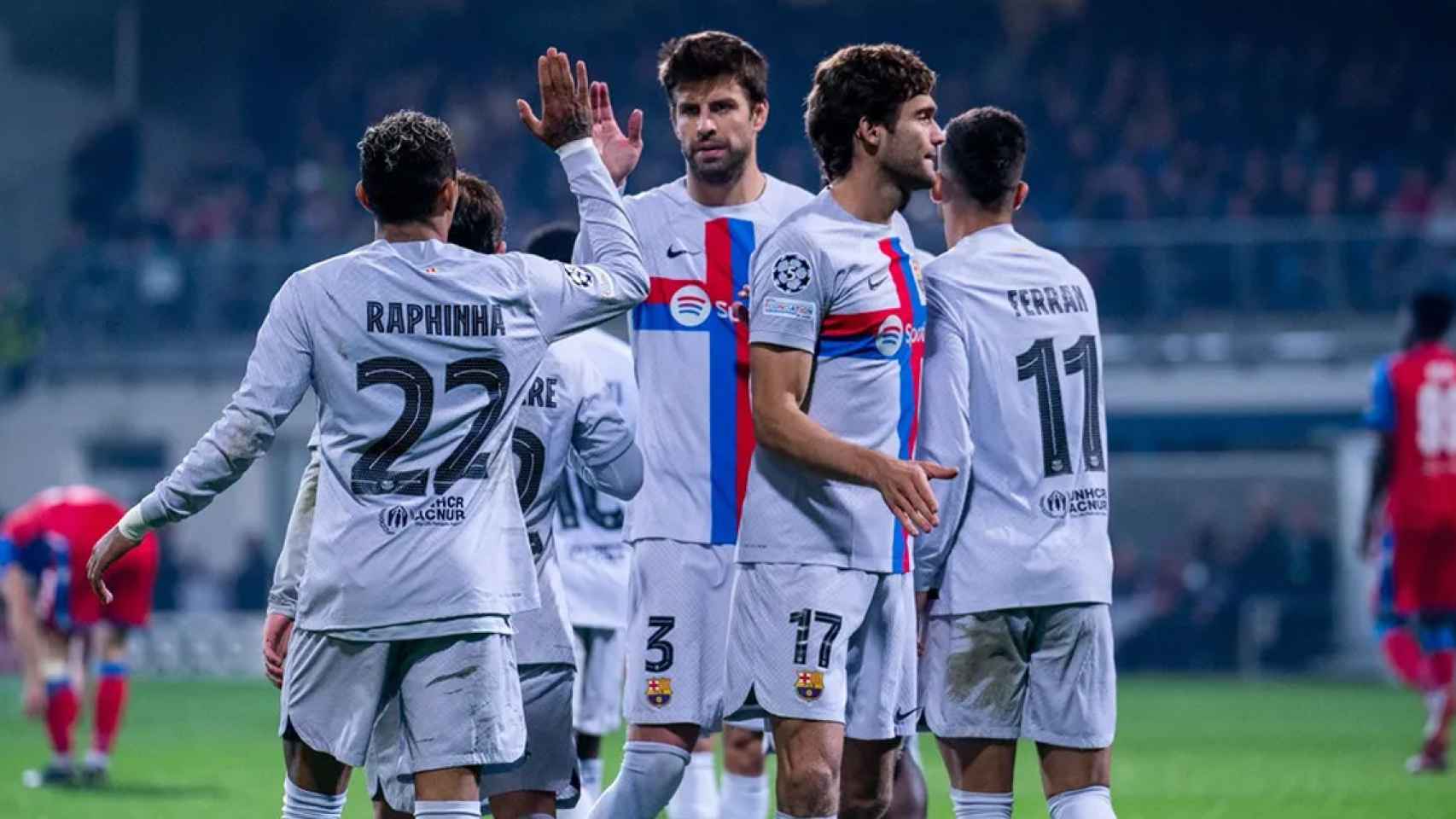 El Barça de Xavi se agrupa para celebrar un gol anotado en la Champions League FCB
