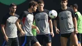 Piqué, Christensen, Ferran Torres y Marcos Alonso entrenando con el Barça / FCB