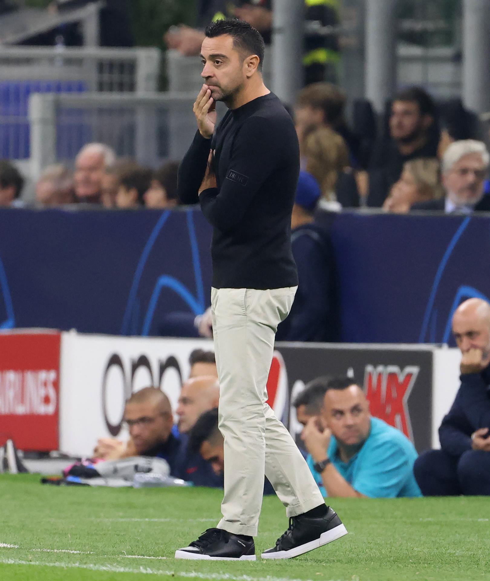 Xavi, en San Siro, muy pensativo en la derrota del Barça contra el Inter / EFE