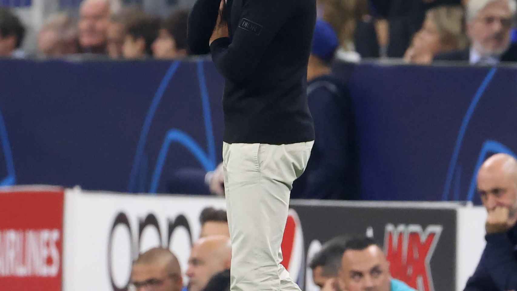 Xavi, en San Siro, muy pensativo en la derrota del Barça contra el Inter / EFE