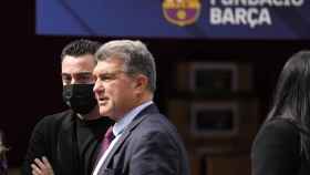 Joan Laporta y Xavi quieren cerrar los cuatro fichajes que pretende el Barça / EFE