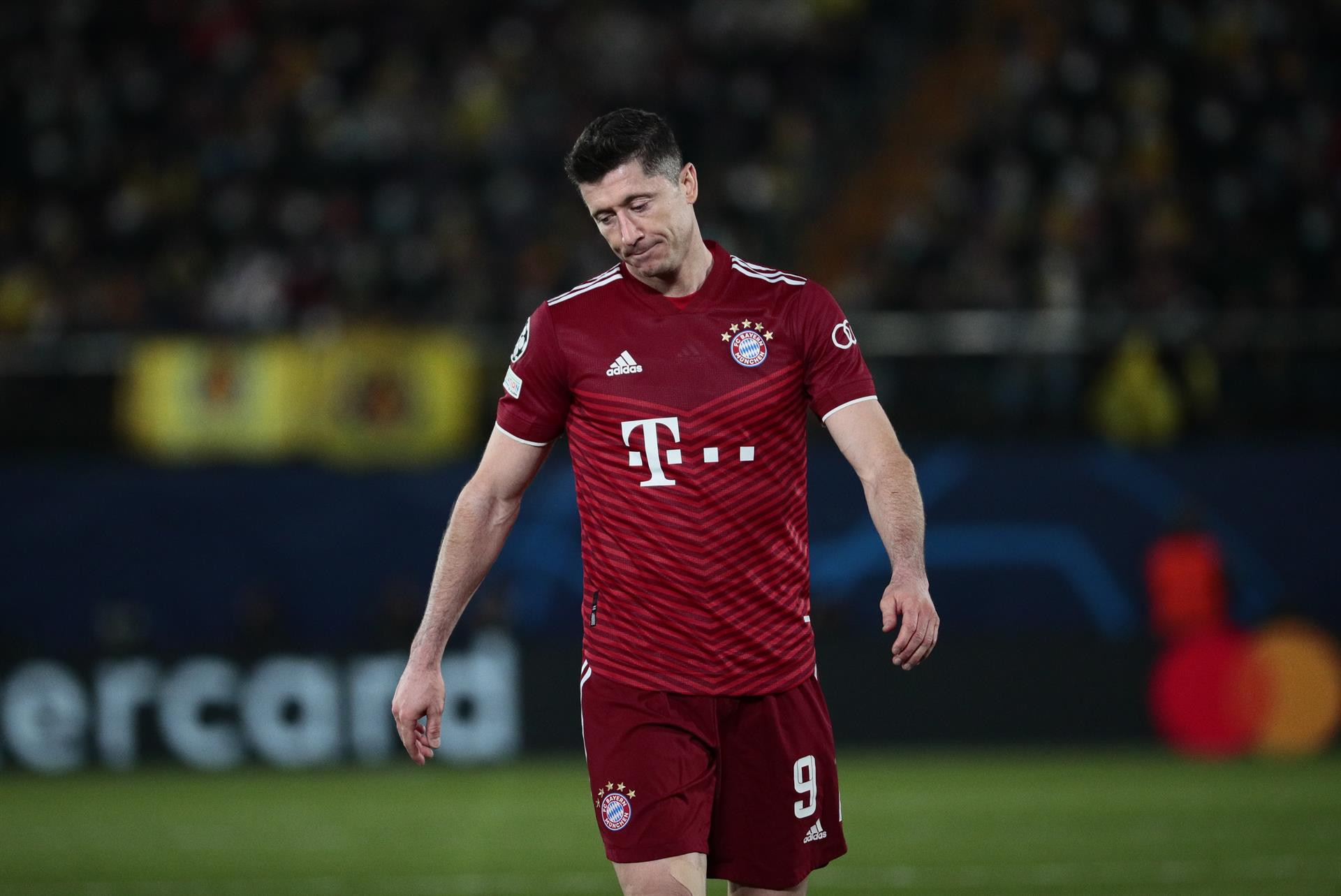 Robert Lewandowski, cabizbajo, en el Villarreal-Bayern / EFE