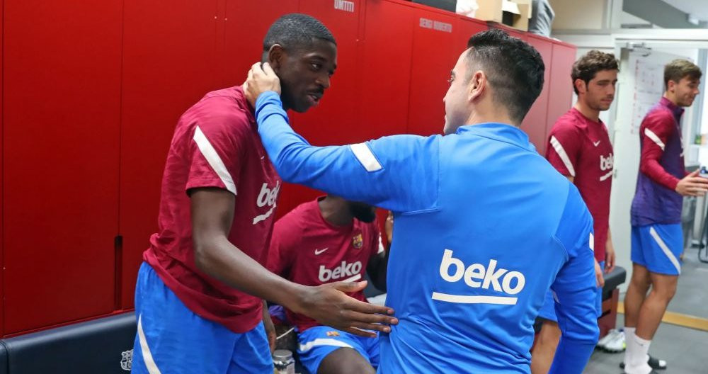 El saludo entre Ousmane Dembelé y Xavi Hernández, en el vestuario del Barça / FCB
