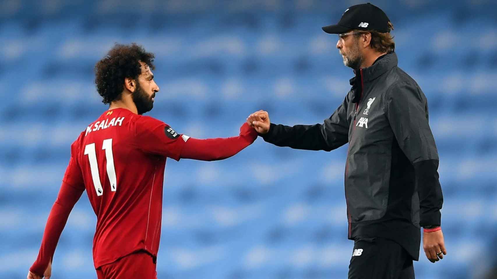 Mohamed Salah saluda a su entrenador en el Liverpool, Jurgen Klopp / TOP PROFES