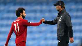 Mohamed Salah saluda a su entrenador en el Liverpool, Jurgen Klopp / TOP PROFES
