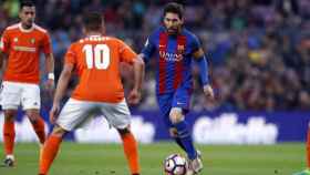 Leo Messi contra Osasuna en el Camp Nou / EFE