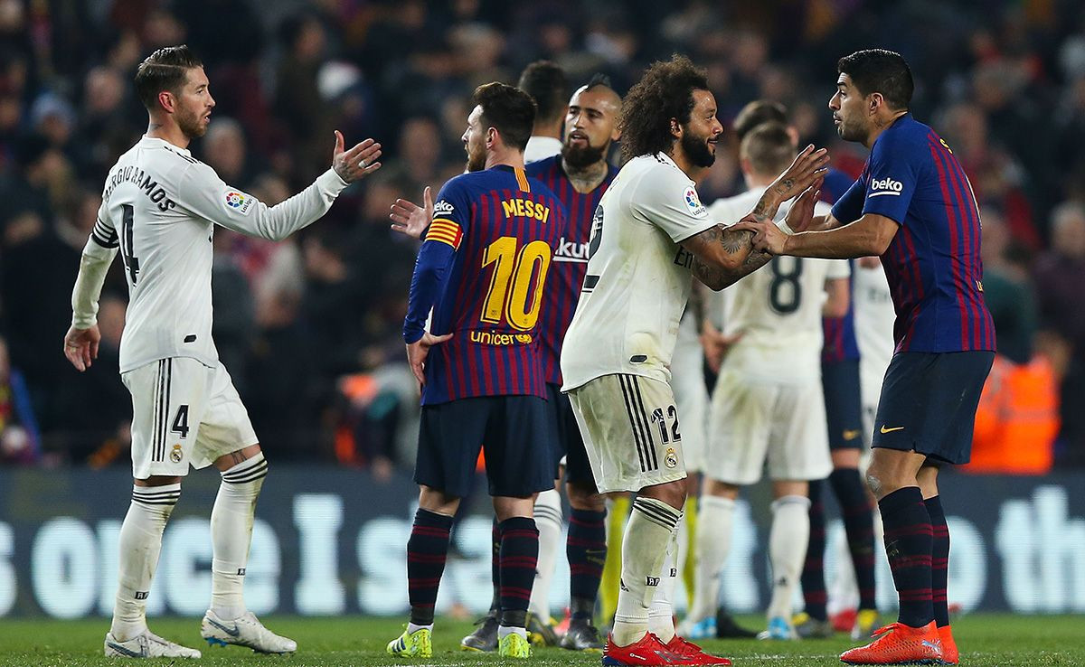 Los jugadores de Barça y Real Madrid se saludan tras el clásico / EFE