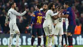 Los jugadores de Barça y Real Madrid se saludan tras el clásico / EFE