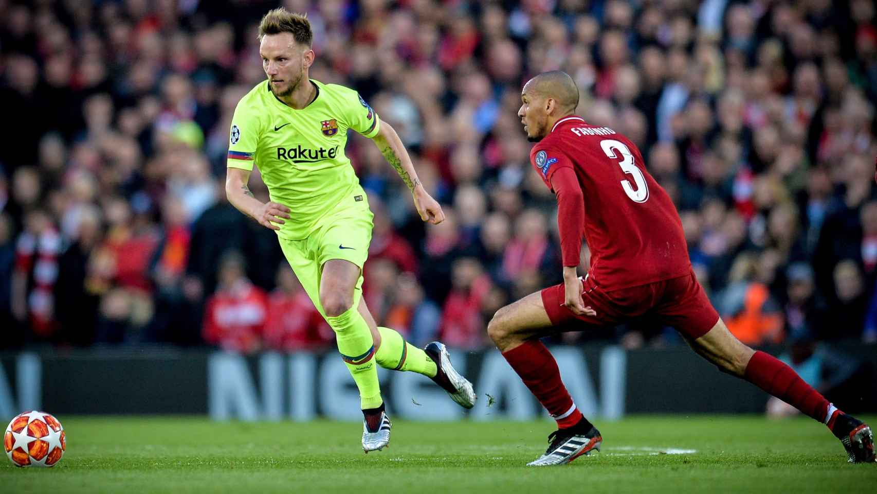 Rakitic supera a Fabinho en el duelo entre Liverpool y FC Barcelona EFE